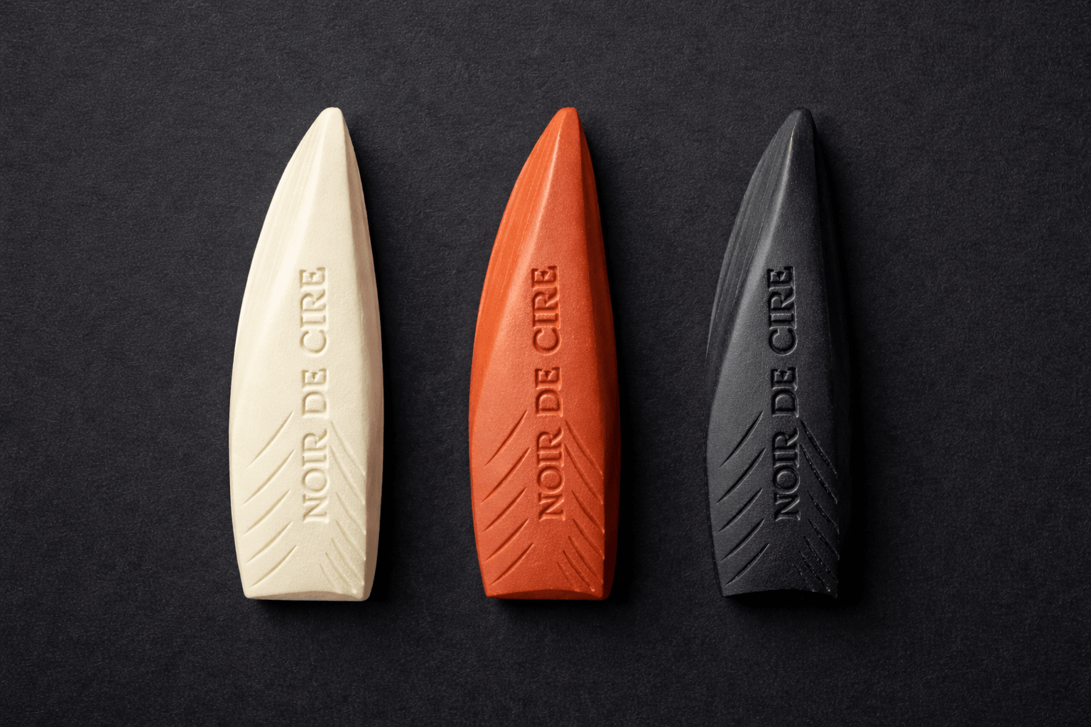 Trois outils Noir de Cire sur fond clair